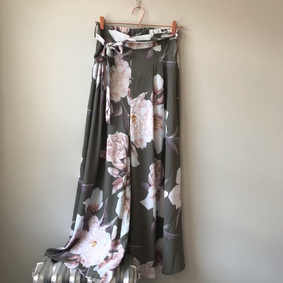 Pants - NWT Wide Leg Floral Pants
